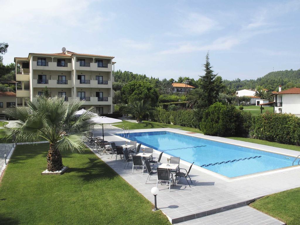 Hotel Azur كريوبيجي المظهر الخارجي الصورة